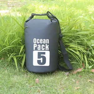 Detalle de bolsa seca impermeable, bolso de rafting gris oscuro con correa y capacidad 5L.