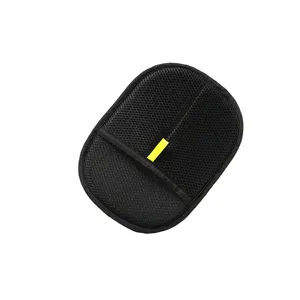 Zwarte mesh handschoen voor dierenharen, handige dubbelzijdige borstel voor katten en honden.