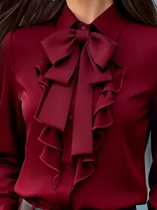 Detalle de blusa francesa rojo vino con lazo, elegantes pliegues de volantes al frente.