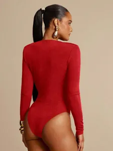 Vista dettagliata del body rosso a maniche lunghe, vestibilità slim e tessuto elegante.