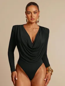 Vista dettagliata del body nero a maniche lunghe con collo ad anello ed eleganza.