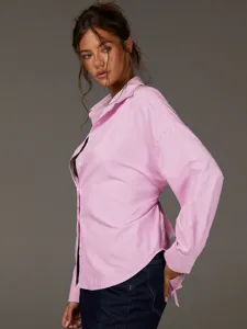 Camicia a maniche lunghe a righe rosa e bianche con collo a rever e vestibilità comoda.