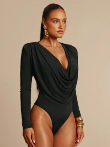 Body nero a maniche lunghe con collo ad anello, pieghe drappeggiate e vestibilità slim.