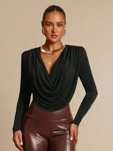 Dettaglio in primo piano dell'elegante body nero con scollo a V e maniche lunghe.