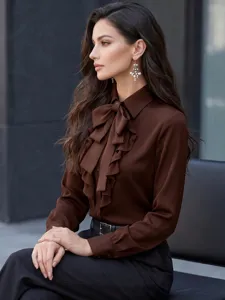 Elegante blusa marrón de manga larga con elegante cuello de lazo y volantes finos.