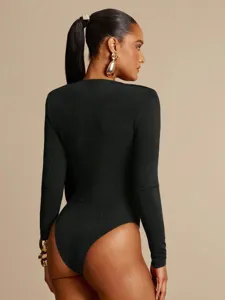 Bodysuit nero a maniche lunghe da donna, design aderente ed elegante, capo drappeggiato.