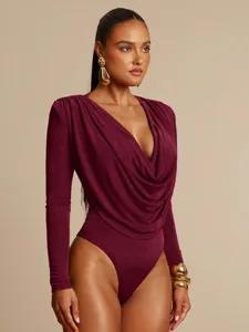 Body chic bordeaux a maniche lunghe con scollo ad anello e drappeggio elegante e aderente.
