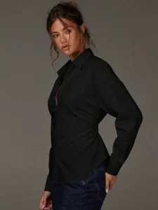 Vista dettagliata in primo piano della elegante camicia nera a maniche lunghe stile francese.