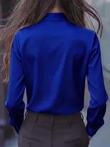Blusa azul real de manga larga, acabado satinado elegante, detalle de vista trasera.