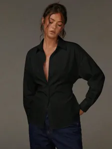 Camicia nera francese elegante a maniche lunghe con scollo a V e vita stretta da donna.