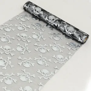 Rollo de tela de tul negro para Halloween con calaveras plateadas para decoracion.