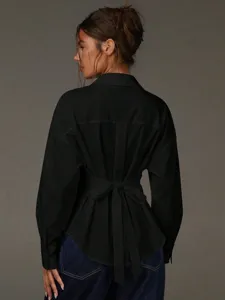 Camicia nera a maniche lunghe con cintura in vita, vista dettagliata del retro chic.