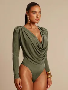 Dettaglio body verde oliva con scollo ad anello, maniche lunghe e drappeggio slim fit.