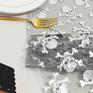 Detalle de camino de mesa de malla con calavera plateada para fiesta de Halloween.