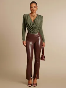 Body a maniche lunghe con scollo a V drappeggiato abbinato a pantaloni a zampa in ecopelle marrone.