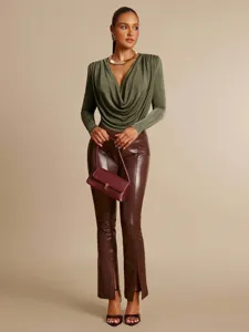 Vista dettagliata del body elegante verde oliva a maniche lunghe con scollo ad anello e drappeggio.