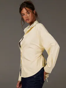 Camicia a maniche lunghe a righe gialle e bianche stile francese con spalle scese.