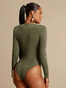Vista dettagliata dell'elegante body verde oliva a maniche lunghe, drappeggio fluido e vestibilità.