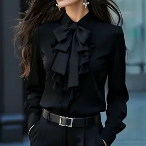 Mujer camisa negra manga larga con elegante lazo cuello y volantes plisado diseno principal