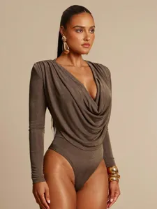 Elegante body a maniche lunghe con collo drappeggiato da donna, vestibilità slim chic.