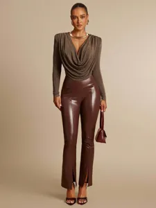 Body elegante a maniche lunghe con scollo a V drappeggiato e pantaloni in pelle lucida.