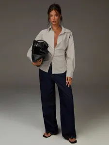 Camicia ampia a maniche lunghe con risvolto e scollo a V stile francese dettaglio