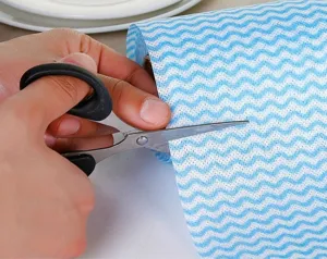 Vue rapprochée de la découpe de chiffon de cuisine jetable à motif de vagues bleues.