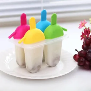 Vue détaillée de moules à popsicle en plastique coloré avec des couvercles pour esquimaux.