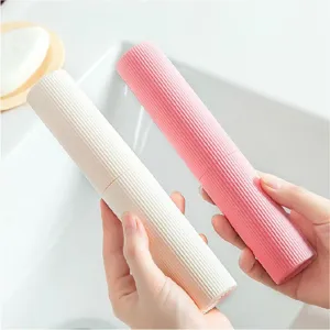 Custodia porta spazzolino da viaggio portatile con design a righe in rosa e bianco.
