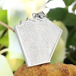 Pendentif poker royal flush en acier inoxydable style hip hop collier bijou vue détail.