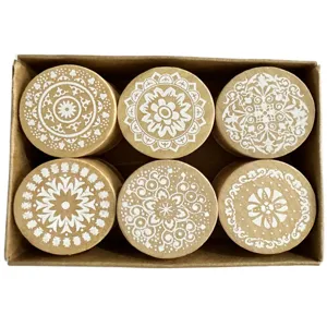 Set di timbri in legno rotondi vintage con intricati motivi in pizzo mandala in scatola.