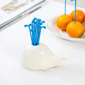 Schönes weißes Wal Fruchtgabel Set mit kreativem Springbrunnen Design, 16 Stück für Zuhause.