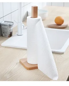 Holz Küchenpapierhalter mit Einweg Putztüchern auf der Arbeitsplatte Detailansicht.