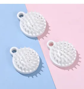 Détail de brosse de massage du cuir chevelu en silicone, poils doux pour un nettoyage.