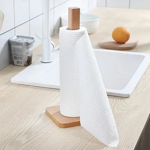 Holz Papierhandtuchhalter mit weißer Einweg-Spültuchrolle für moderne Küchenorganisation.