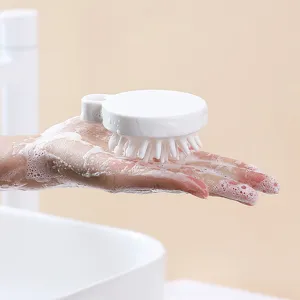 Brosse de massage du cuir chevelu en silicone blanc pour lavage de cheveux ergonomique.