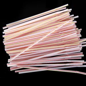 Pailles à boire jetables et flexibles colorées avec têtes pliables pour fêtes et jus.