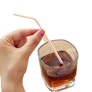 Pailles à boire jetables et flexibles, design pliable pour jus, cola et boissons de fête.
