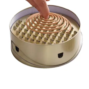 Draagbare metalen muggenspiraalhouder met deksel en getande lade voor veilig gebruik in huis.