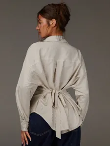 Dettaglio posteriore di una camicia a maniche lunghe a righe oversize in stile francese.