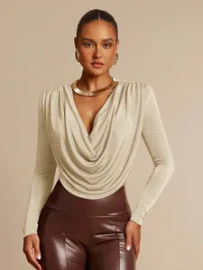 Elegante body beige con scollo ad anello e maniche lunghe, vestibilità slim e drappeggiata