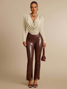 Body a maniche lunghe con scollo a V drappeggiato e dettagli di pantaloni in ecopelle spaccati.