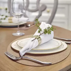 Detailansicht des runden Tischsets aus Naturjute mit eleganter Tischdeko und feiner Textur.