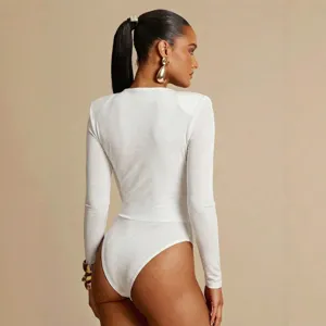 Elegante body bianco a maniche lunghe da donna, vestibilità slim elastica chic.
