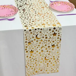 Goldfolie Stern und Mond Tischläufer Detailansicht, elegante Party Tischdeko Einrichtung.