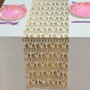 Corsia da tavolo festiva Ramadan con design dorato luna e lanterna per decorazione