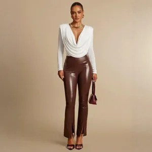 Body donna bianco con scollo ad anello maniche lunghe abbinato a pantaloni in ecopelle.