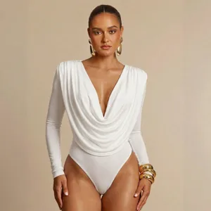 Body bianco con scollo ad anello e maniche lunghe, elegante top aderente drappeggiato e plissé.