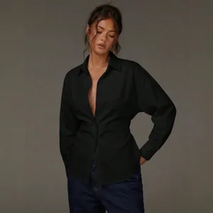 Camicia nera da donna a maniche lunghe con colletto a risvolto e design in vita.