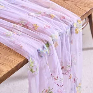 Durchsichtiger Tüll Tischläufer mit Blumenstickerei, elegante lavendelfarbene Partydeko.